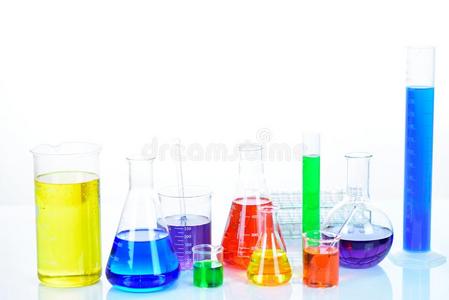 实验室玻璃器具类和富有色彩的反应物