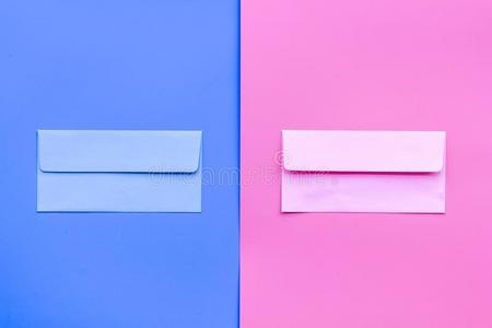 颜色信封向粉红色的和蓝色彩色粉笔背景顶看法复制品