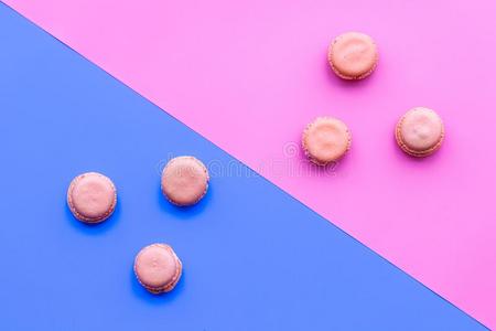 马卡龙餐后甜食.模式向蓝色和粉红色的彩色粉笔背景顶
