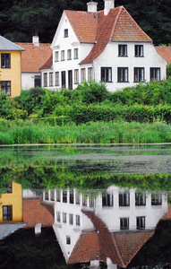 丹麦,欧洲-一房屋反射的采用一池塘