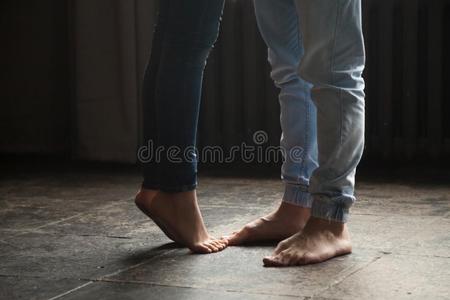 女人的脚,在男人的脸图片