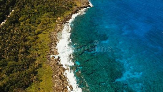 海景画和热带的岛,海滩,岩石和波.西亚高,