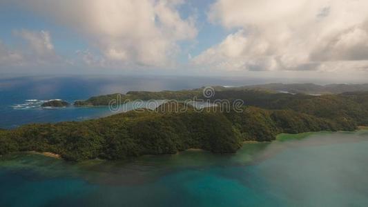 空气的看法海景画和热带的岛,海滩,岩石和波浪