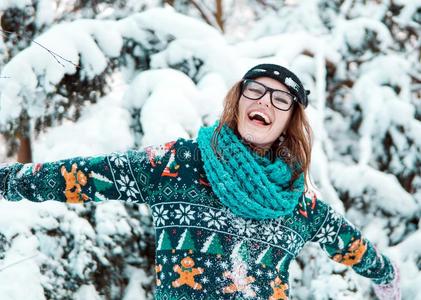 女孩投掷运动在上面雪