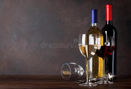 红色的和白色的葡萄酒瓶子和眼镜