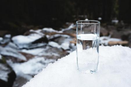 一透明的玻璃玻璃和喝饮料山水看台采用