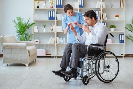 残废的有耐性的向轮椅拜访医生为有规律的检查