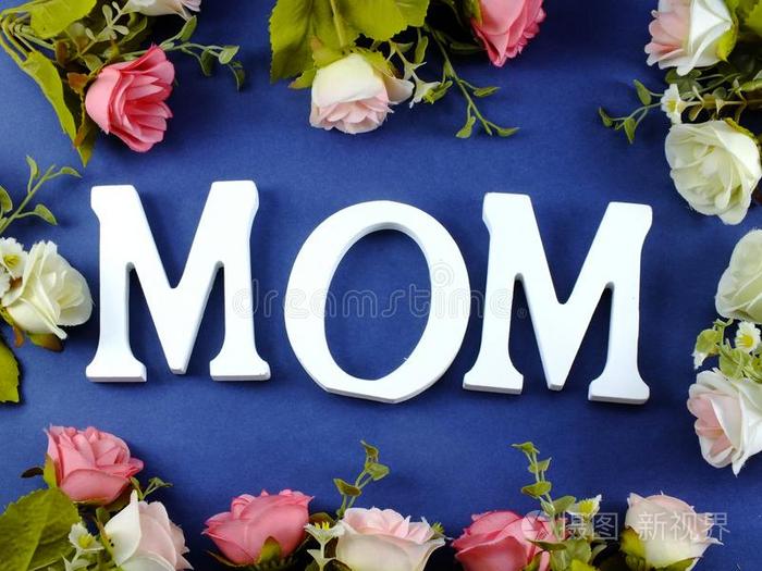 单词文本妈妈和花花束和空间背景母亲英语字母表中的第四个字母
