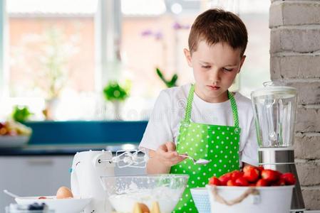 幸福的小孩男孩加食糖向碗和准备的一c一ke.