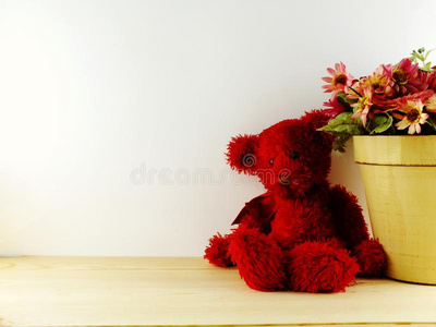 红色的妇女连衫衬裤熊和郁金香人造的花花束背景