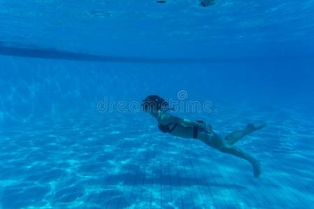 在水中的女人肖像和白色的比基尼式游泳衣采用swimm采用g水池.USSR苏联