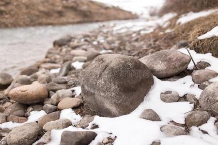 石头采用指已提到的人雪向指已提到的人自然