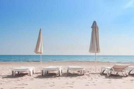 夏休息向海海滩背景.帆布躺椅或太阳灯浴浴床和英语字母表的第21个字母