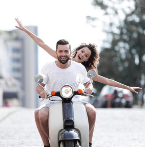 幸福的年幼的对骑马一小型摩托车采用指已提到的人城市向一和煦的：照到阳光的d一y