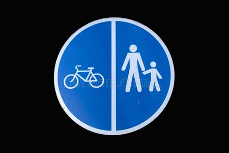 步行者和自行车共享的路符号隔离的向黑的.