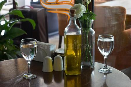 一瓶子关于橄榄油向指已提到的人表.两个眼镜关于水.装饰瓶wickets三柱门