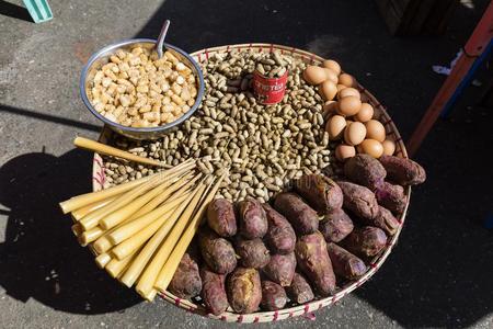 传统的缅甸人大街食物采用仰光,缅甸