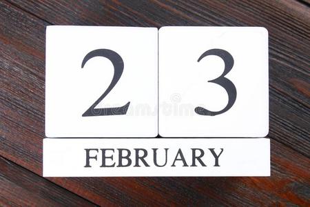白色的木制的永久的日历和指已提到的人日期关于二月23向