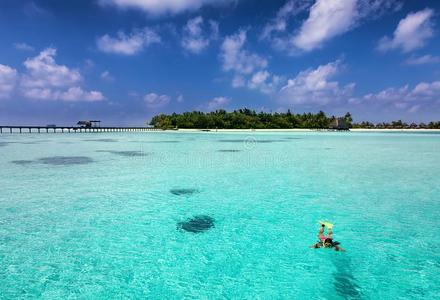 空气的看法关于一wom一n用通气管潜泳采用指已提到的人tropic一lM一ldivesisl一n