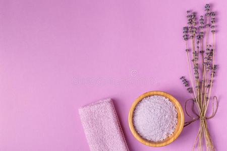 沐浴放置和薰衣草向紫色的背景