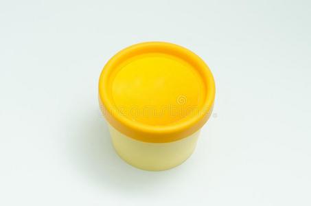 黄色的乳霜罐子隔离的向白色的背景.皮关心产品