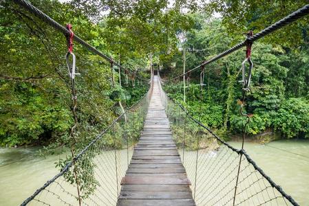 悬浮桥穿过触觉河采用触觉,印尼