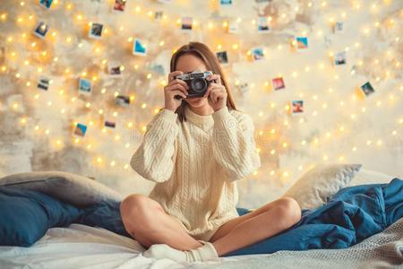 年幼的女人周末在家decor在ed卧室一次迷人的photographer摄影师