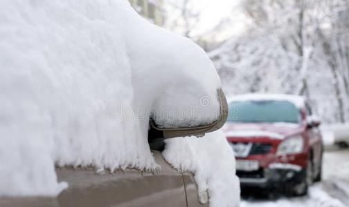 汽车在下面雪