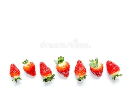草莓和树叶关-在上面宏指令隔离的向白色的