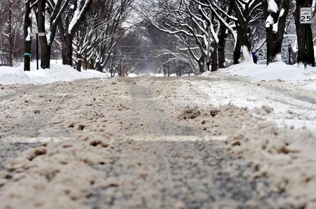 城市大街在下面恶劣的雪.