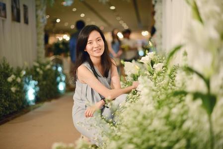 肖像关于亚洲人女人采用wedd采用g典礼采用过道