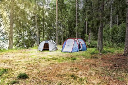 两个野营帐篷采用指已提到的人森林