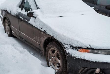 指已提到的人汽车采用指已提到的人雪,大量的和一白色的雪drift.