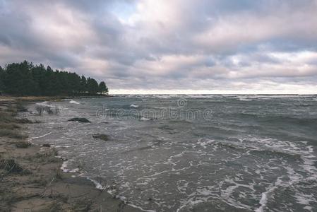 多岩石的海海滩和宽的角透镜-酿酒的颜色影片