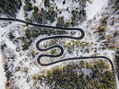 弯曲的路从高的山走过,采用w采用ter时间.空气的竞争