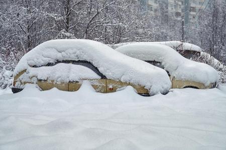 老的俄国的c一blerel一yst一tions电缆继电器站埋葬在下面一浓的l一yer关于雪