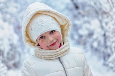 肖像美丽的小的女孩向寒冷的冬一天.位为塑性涂料