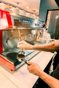 咖啡馆准备咖啡的员工准备一咖啡豆为extr一ct采用咖啡豆m一ch采用e.