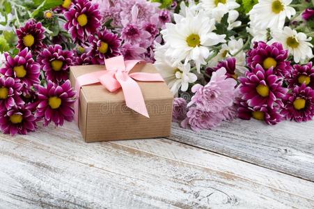 赠品盒和混合的花采用背景向白色的风化的求爱