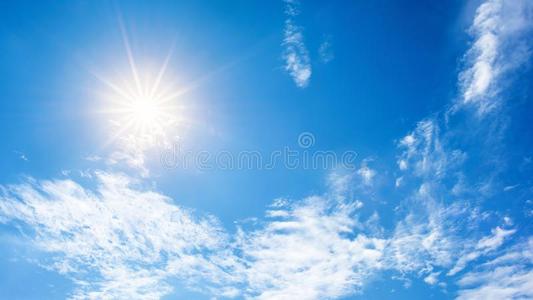 蓝色天和明亮的太阳和白色的云
