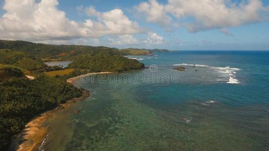 海景画和热带的岛,海滩,岩石和波.Cat和uan