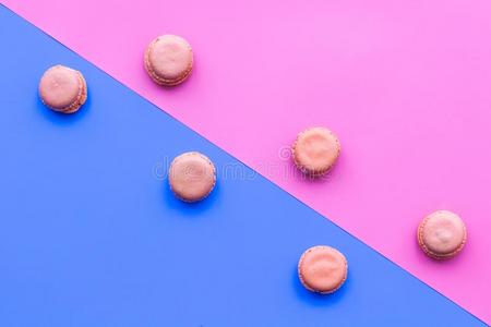 马卡龙餐后甜食.模式向蓝色和粉红色的彩色粉笔背景顶