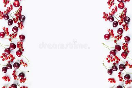 红色的成果和贝里松白色的背景.成熟的红色的无核小葡萄干和