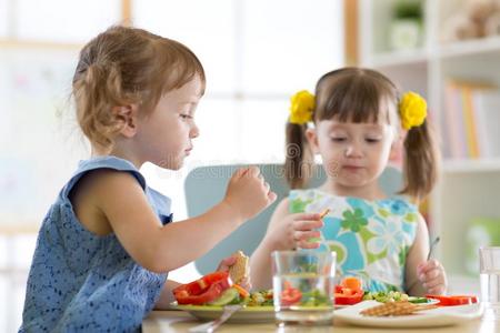 孩子们吃食物采用日托中心