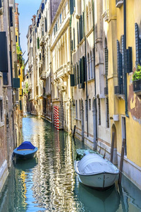 汽船极富有色彩的小的面运河威尼斯意大利
