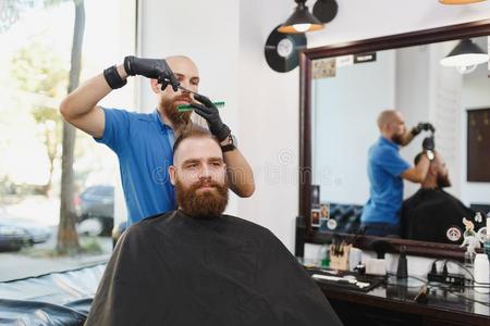 指已提到的人男人理发师服务指已提到的人顾客采用指已提到的人沙龙