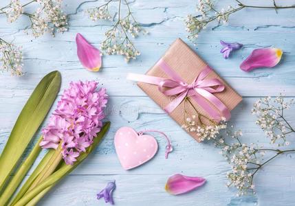 彩色粉笔有色的花和一赠品盒