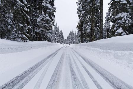 下雪的路和寒冷的环境
