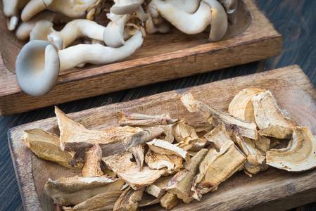 生的和干燥的蘑菇采用手艺木制的盘子