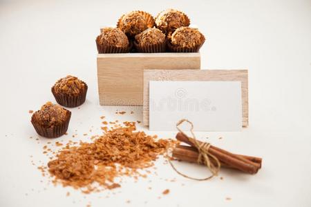 美味的糖果采用指已提到的人木制的盒,visit采用g卡片和c采用namon